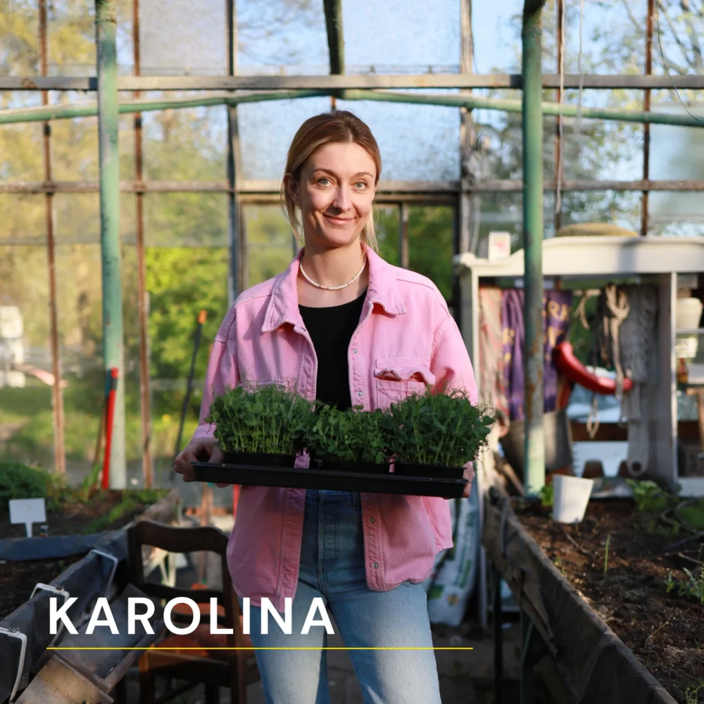 Φωτογραφία της Karolina που κρατά microgreens