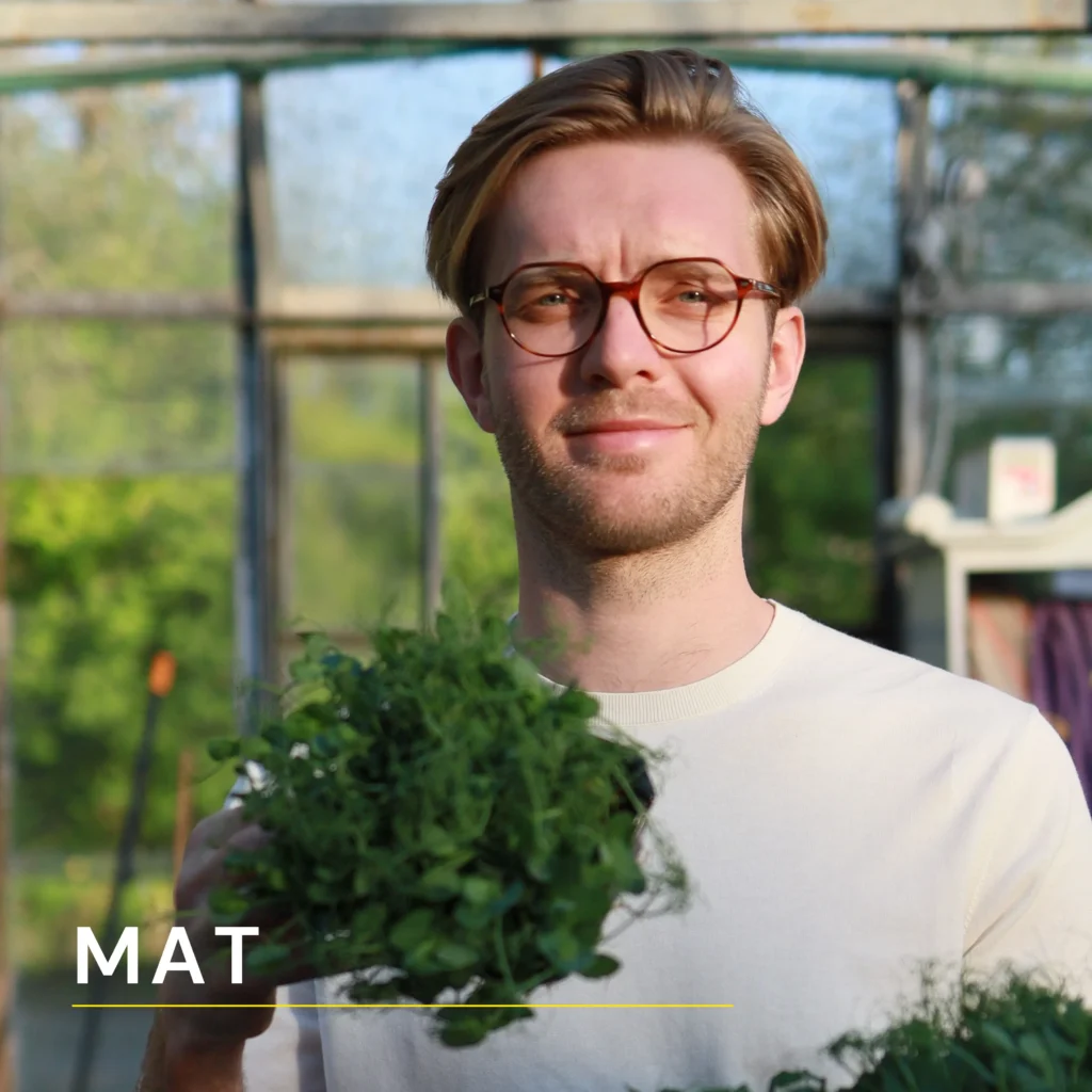 Φωτογραφία του Mateusz που κρατά microgreens